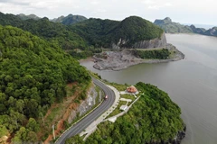 Cảnh đẹp của Cát Bà là điểm đến lý tưởng cho những du khách thích trải nghiệm, khám phá, nghỉ dưỡng. (Ảnh: Hoàng Hiếu/TTXVN)