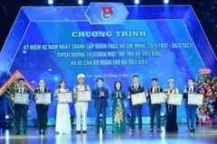 Bí thư thường trực TƯ Đoàn, Chủ tịch Hội Liên hiệp Thanh niên Việt Nam Nguyễn Ngọc Lương, Phó Bí thư thường trực Thành ủy Hà Nội Nguyễn Thị Tuyến trao tặng danh hiệu 10 Gương mặt trẻ Thủ đô tiêu biểu. (Ảnh: Minh Đức/TTXVN)