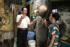 Người dân đang ở trong những căn phòng xuống cấp nghiêm trọng. (Ảnh: Tiến Vĩnh/TTXVN)