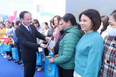 Ban tổ chức trao tặng 100 suất quà cho đoàn viên, công nhân viên chức lao động có hoàn cảnh khó khăn. (Ảnh: Vũ Hoàng Giang/TTXVN)