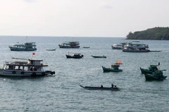 Du thuyền phục vụ du khách tham quan, du lịch, trải nghiệm trên vùng biển đảo Phú Quốc, tỉnh Kiên Giang. (Ảnh: Lê Huy Hải/TTXVN) 