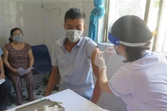 Lực lượng y tế tỉnh Kon Tum đang khẩn trương triển khai tiêm vaccine Abdala cho người dân. (Ảnh: Dư Toán/TTXVN)