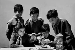 Từ cuối năm 1960, Trường Phổ thông cấp II Bắc Lý (Hà Nam) là lá cờ đầu của ngành Giáo dục trong thực hiện phương châm “Học phải đi đôi với hành, lý luận gắn với thực tiễn, nhà trường gắn liền với xã hội.” (Ảnh: TTXVN)