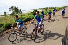 Du khách trải nghiệm tour du lịch sinh thái hồ Trị An, huyện Vĩnh Cửu, tỉnh Đồng Nai. (Ảnh: Hồng Đạt/TTXVN)