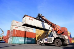 Xếp dỡ container tại Cảng Phước Long ICD. (Ảnh: Hồng Đạt/TTXVN)