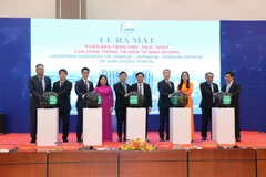 Đại diện các chị hội, hiệp hội doanh nghiệp nước ngoài tham dự buổi ra mắt phiên bản 3 thứ tiếng Hàn-Hoa-Nhật của Cổng thông tin điện tử tỉnh Bình Dương. (Ảnh: Chí Tưởng/TTXVN)