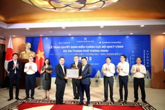 Chủ tịch UBND Thành phố Trần Sỹ Thanh đã trao Quyết định phê duyệt Điều chỉnh cục bộ Quy hoạch chi tiết tỷ lệ 1/500 cho lãnh đạo Tập đoàn Sumitomo. (Ảnh Mạnh Khánh/TTXVN)