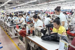 Sản xuất hàng may mặc tại Bình Dương. (Ảnh: TTXVN phát)