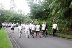 Các đại biểu tham gia đi bộ. (Ảnh: Lê Dương/TTXVN)