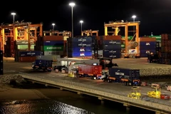 Container vận chuyển hàng hóa ban đêm trên Cảng quốc tế Gemalink những ngày giáp Tết Nguyên đán Quý Mão 2023. (Ảnh: Hồng Đạt/TTXVN)