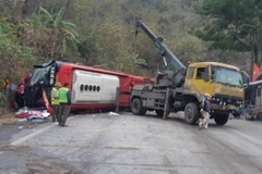 Hiện trường chiếc xe khách gây tai nạn liên hoàn trên Quốc lộ 6 làm 5 người thương vong. (Ảnh: TTXVN phát)