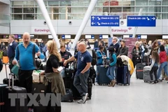 Hành khách chờ đợi tại sân bay. (Ảnh: AFP/TTXVN)