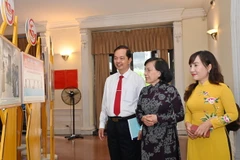 Các đại biểu tham quan triển lãm về Không gian văn hóa Hồ Chí Minh. (Ảnh: Thu Hương/TTXVN)