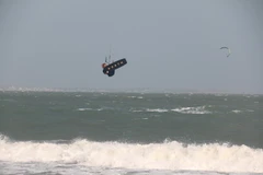 Người chơi lướt ván diều chuyên nghiệp nhào lộn trên không tại biển Mũi Né. (Ảnh: Nguyễn Thanh/TTXVN)