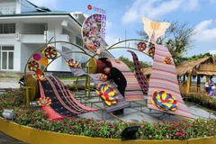Tiểu cảnh trang trí không những đảm bảo tính nghệ thuật mà còn được đánh giá cao nhờ những nguyên liệu là sản phẩm thủ công truyền thống xứ Huế. (Ảnh: Mai Trang/TTXVN)