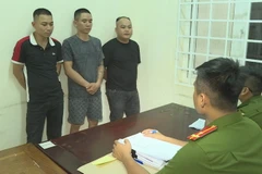 Lê Văn Khánh, Nguyễn Văn Thành và Lê Văn Hoàng tại trụ sở cơ quan Công an. (Nguồn: Báo Lao động)