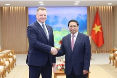 Thủ tướng Phạm Minh Chính tiếp Bộ trưởng Bộ Tình trạng khẩn cấp Belarus Vadim Sinyavsky. (Ảnh: Dương Giang/TTXVN)