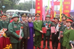 Trung tướng Nguyễn Duy Ngọc, Thứ trưởng Bộ Công an và Bí thư Tỉnh ủy Hà Nam Lê Thị Thủy tặng hoa, tặng quà cho tân binh. (Ảnh: Thanh Tuấn/TTXVN)