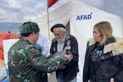 Người dân làng Gorentas, tỉnh Hatay đến nhận hàng hỗ trợ của Đoàn Cứu hộ cứu nạn Quân đội Nhân dân Việt Nam. (Ảnh: Hải Linh/TTXVN)