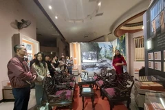 Du khách tìm hiểu về không gian văn học của Chủ tịch Hồ Chí Minh. (Ảnh: Đinh Thuận/TTXVN)