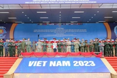 Thượng tướng Phùng Sĩ Tấn, Phó Tổng Tham mưu trưởng Quân đội Nhân dân Việt Nam và các trưởng đoàn quân sự các nước tại lễ khai mạc. (Ảnh: Trọng Đức/TTXVN)
