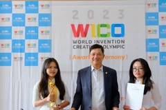 Hai nữ sinh Trường Trung học Phổ thông Chu Văn An, quận Tây Hồ, Hà Nội, đạt huy chương Vàng tại kỳ thi Olympic Phát minh và Sáng chế khoa học Quốc tế. (Nguồn: Báo Tuổi trẻ Thủ đô)