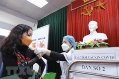 Nhân viên y tế quận Hai Bà Trưng, Hà Nội, tiêm vaccine phòng COVID-19 cho người dân. (Ảnh: Minh Quyết/TTXVN)
