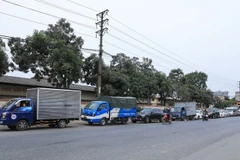 Các phương tiện đến đăng kiểm tại Trung tâm Đăng kiểm 29-06V, Tam Hiệp, Thanh Trì, Hà Nội, chiều 8/3. (Ảnh: Tuấn Anh/TTXVN)