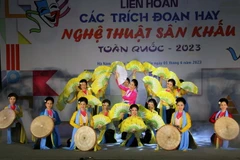 Tiết mục hát chèo "Hát mừng ngày hội đua tài" do Nghệ sỹ Ưu tú Thu Huyền biểu diễn. (Ảnh: Đại Nghĩa/TTXVN)