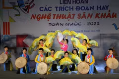 Tiết mục hát chèo "Hát mừng ngày hội đua tài" do Nghệ sỹ Ưu tú Thu Huyền biểu diễn. (Ảnh: Đại Nghĩa/TTXVN)
