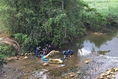 Lực lượng Cảnh sát phòng cháy, chữa cháy và cứu nạn, cứu hộ thuộc Công an tỉnh Cao Bằng thực hiện vận chuyển nước cho 4 xã Cải Viên, Tổng Cọt, Nội Thôn và Lũng Nặm. (Ảnh: TTXVN phát)