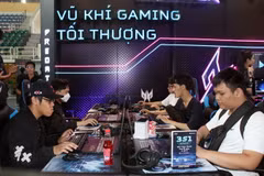 Người yêu thích game trải nghiệm các các trò chơi tại Ngày hội Game Việt Nam, tổ chức ngày 1/4 vừa qua ở TP.HCM. (Ảnh: Tiến Lực/TTXVN)