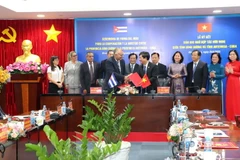 UBND tỉnh Bình Dương và Chính quyền tỉnh Artemisa ký kết Bản ghi nhớ về việc thiết lập quan hệ hợp tác và kết nghĩa. (Ảnh: Huyền Trang/TTXVN) 