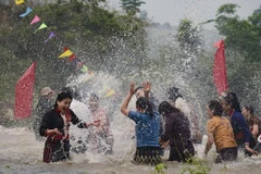 Điện Biên: Tưng bừng Tết té nước của cộng đồng dân tộc Lào