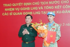 Trao quyết định cho sỹ quan làm nhiệm vụ Gìn giữ Hòa bình tại LHQ