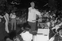 Chủ tịch Hồ Chí Minh bắt nhịp bài hát "Kết đoàn" trong buổi dạ hội của nhân dân Thủ đô chào mừng Đại hội Đảng toàn quốc lần thứ III, tháng 9/1960. (Ảnh: Lâm Hồng Long/TTXVN)