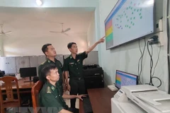 Kiểm tra giám sát tàu cá thông qua hệ thống giám sát hành trình. (Ảnh: Huỳnh Phúc Hậu/TTXVN)