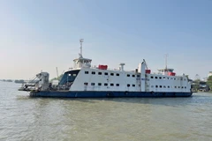 Phà An Hòa đưa khách vượt sông Hậu từ bờ Chợ Mới sang thành phố Long Xuyên. (Ảnh: Thanh Sang/TTXVN)