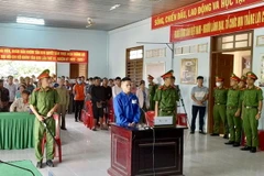 Bị cáo Hồ Lăng nghe tòa tuyên án. (Ảnh: TTXVN phát)