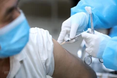 Tiêm vaccine phòng chống dịch COVID-19 cho người dân. (Ảnh: Anh Tuấn/TTXVN)