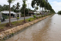 Bờ kè chống sạt lở bờ sông Rạch Chanh trên địa bàn huyện Giồng Riềng, tỉnh Kiên Giang. (Ảnh: Lê Huy Hải/TTXVN)