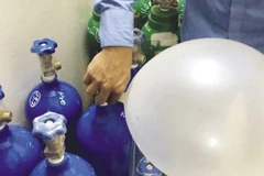 Tổn thương thần kinh tủy sống cổ do sử dụng bóng cười số lượng lớn