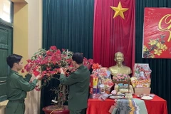 Các cán bộ, chiến sỹ Đồn Biên phòng Thanh trang trí chuẩn bị đón Tết. (Ảnh: TTXVN phát)