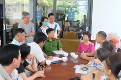 Khách hàng và cơ quan chức năng làm việc với quản lý Công ty Cổ phần Y khoa Từ Tâm S-Merciful chi nhánh tại Đà Nẵng. (Ảnh: Văn Dũng/TTXVN)