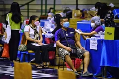 Nhân viên y tế tiêm vaccine ngừa COVID-19 cho người dân tại Bangkok, Thái Lan. (Ảnh: AFP/TTXVN)