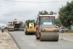 Các đơn vị thi công trên tuyến Quốc lộ 19. (Ảnh: Quang Thái/TTXVN)