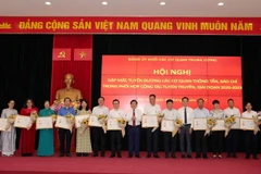Các cá nhân có thành tích trong công tác tuyên truyền về Đảng bộ Khối các cơ quan Trung ương giai đoạn 2020-2023 nhận Kỷ niệm chương. (Ảnh: Phương Hoa/TTXVN)