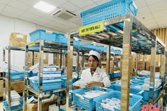 Cán bộ Khoa Dược-Vật tư Y tế Bệnh viện Ung bướu Thanh Hóa kiểm tra kho thuốc, vật tư y tế. (Nguồn: Bao Thanh Hóa)