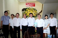Chủ tịch UBND thành phố Cần Thơ Trần Việt Trường đến thăm, chúc mừng Cơ quan thường trú Thông tấn xã Việt Nam tại thành phố Cần Thơ. (Ảnh: Ảnh: Minh Trung/TTXVN)