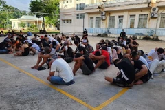 76 đối tượng dương tính với ma túy trong số 110 người được kiểm tra ma túy nhanh. (Ảnh: TTXVN phát)